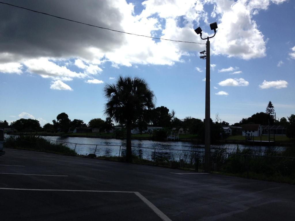 Americas Best Value Inn North Port Exterior photo