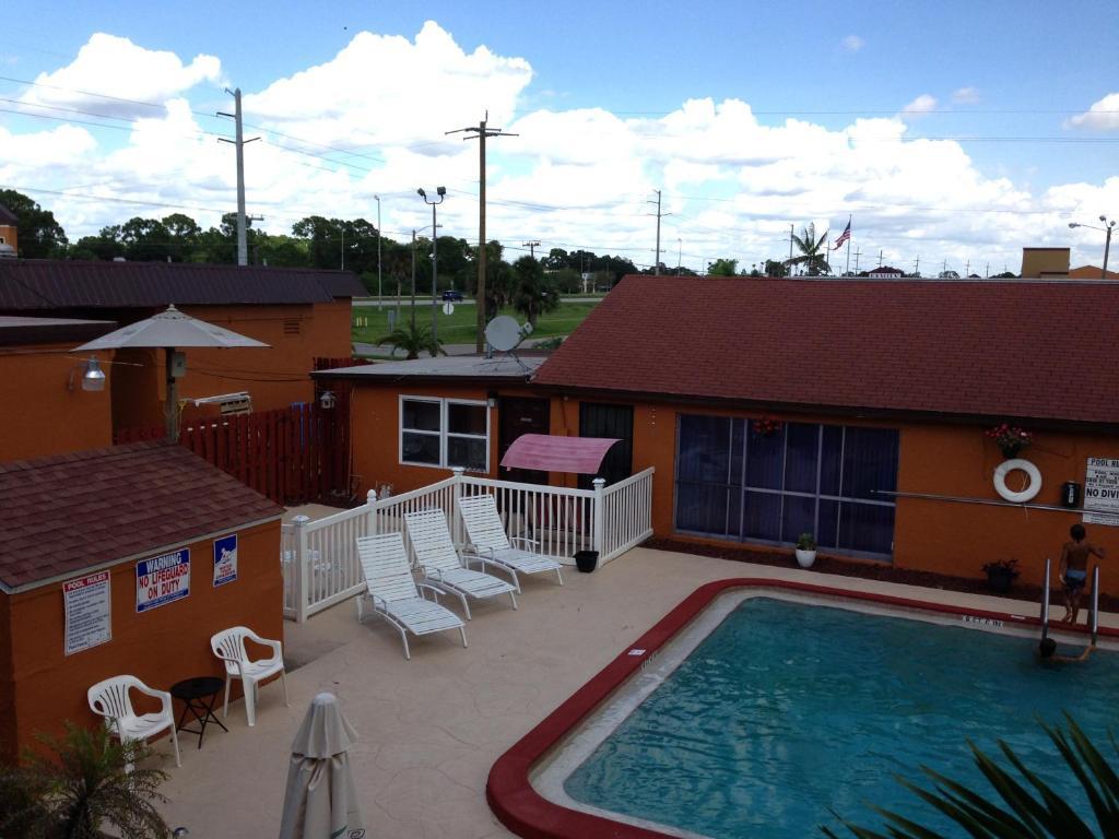 Americas Best Value Inn North Port Exterior photo