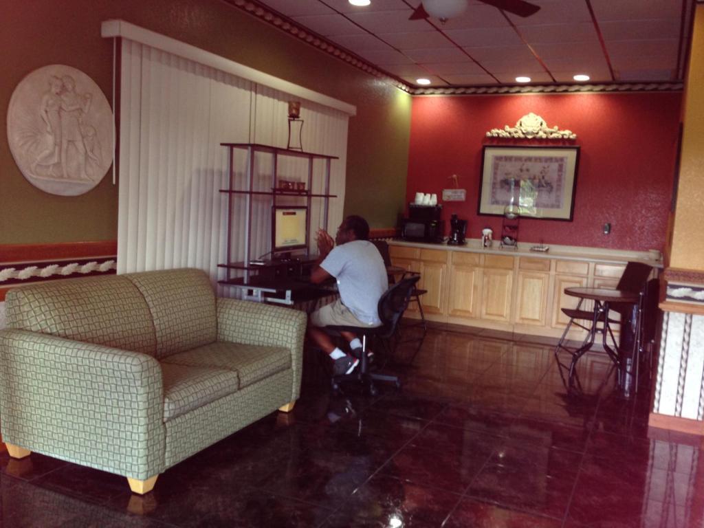 Americas Best Value Inn North Port Exterior photo